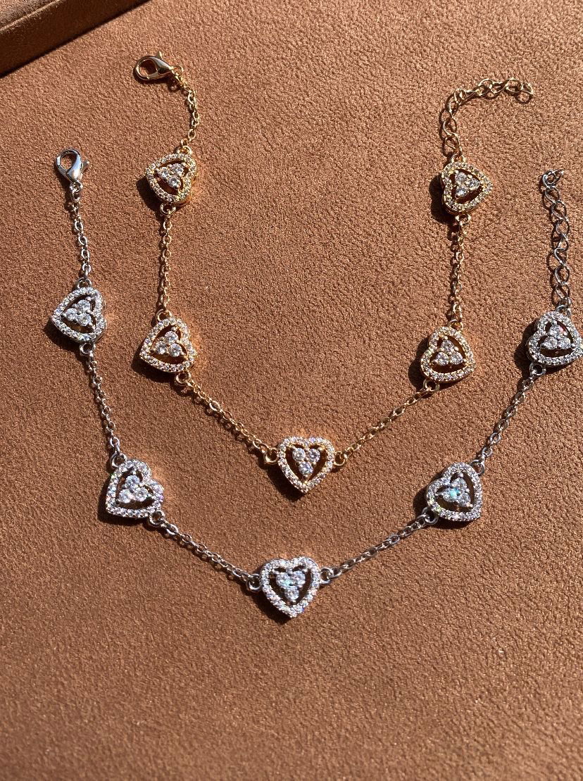 Pulseira com Corações com Zircônia Cristal em Banho de Ródio Branco