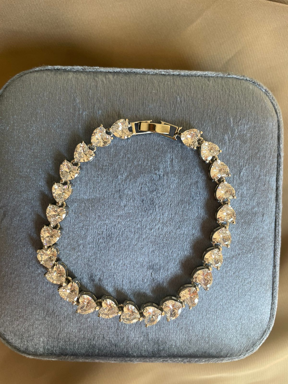 Pulseira com Corações Zircônia Cristal (Fecho Joia) em Banho de Ródio Branco