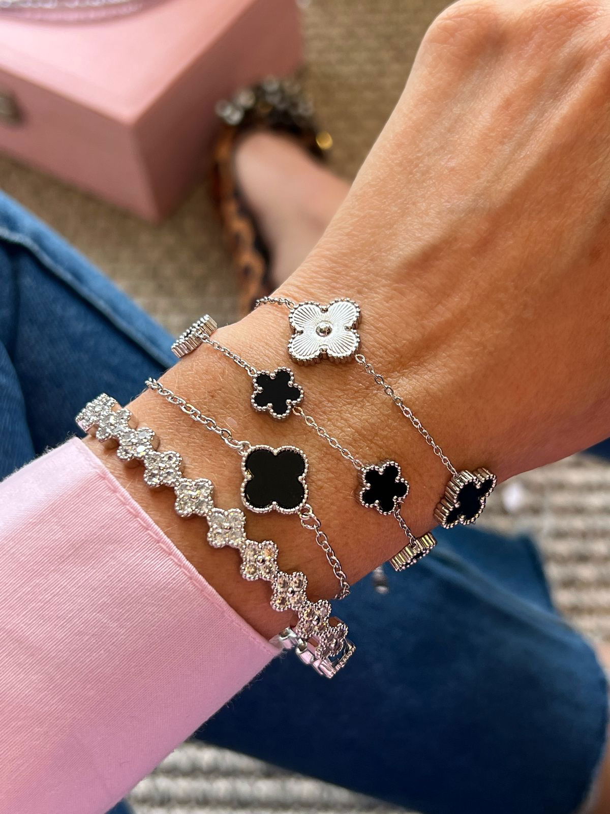 Pulseira com Trevo Black e Liso em Banho de Ródio Branco