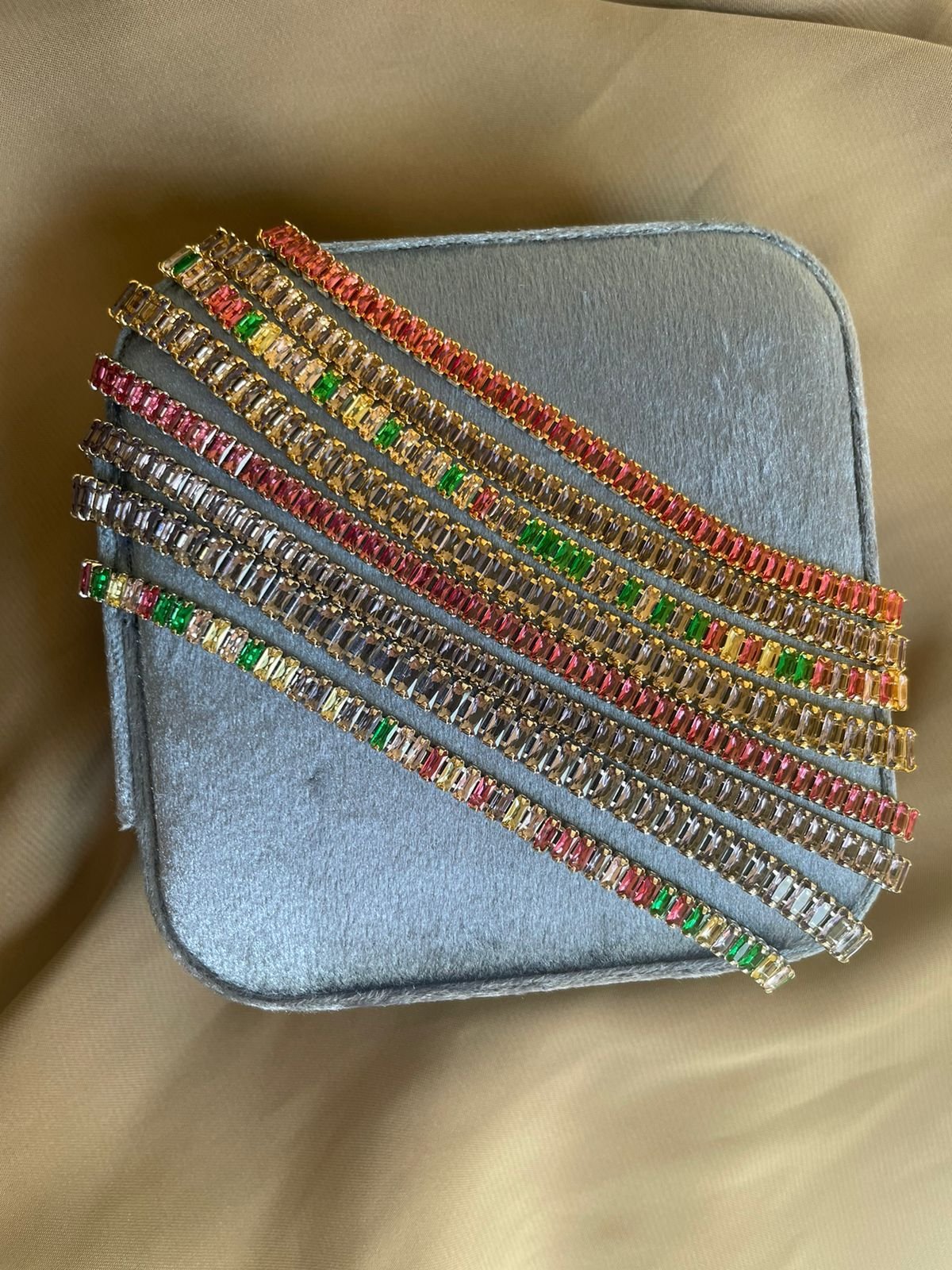 Pulseira com Zircônia Baguete Colorida (Fecho Joia) em Banho de Ródio Branco