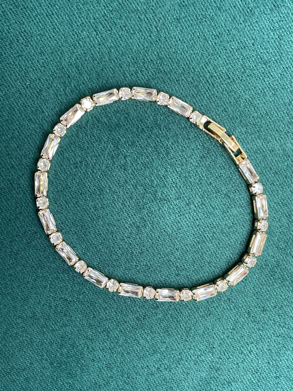 Pulseira com Zircônia Baguete e Redonda ( Fecho Joia) em Banho de Ouro