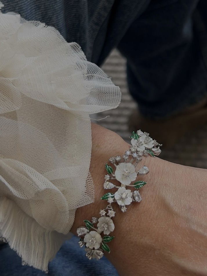 Pulseira Florescer com Zircônia Cristal com Madrepérola em Banho de Ródio Branco