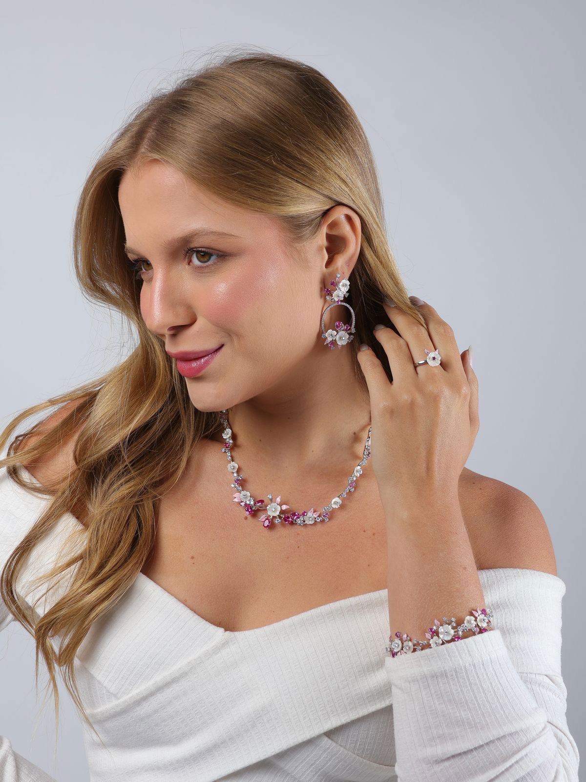 Pulseira Florescer com Zircônia Cristal e Pink com Madrepérola em Banho de Ródio Branco