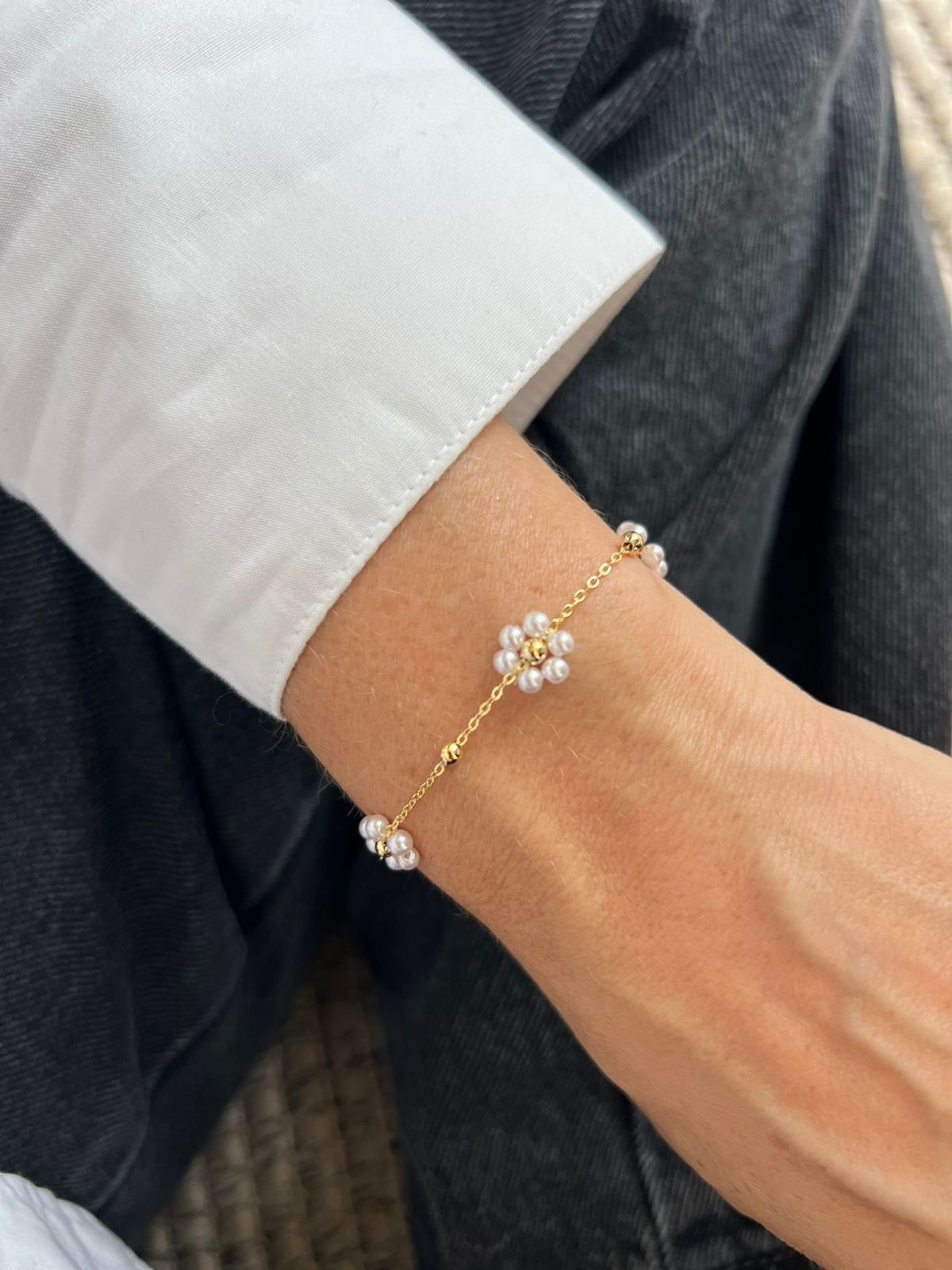 Pulseira com Flores Pequenas com Pérola em Banho de Ouro