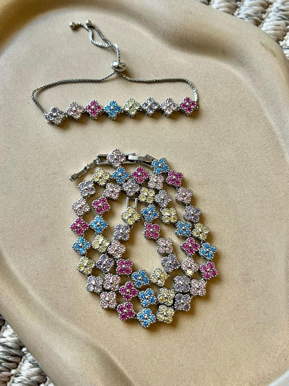 Pulseira Gravatinha Trevo Colorido em Banho de Ródio Branco