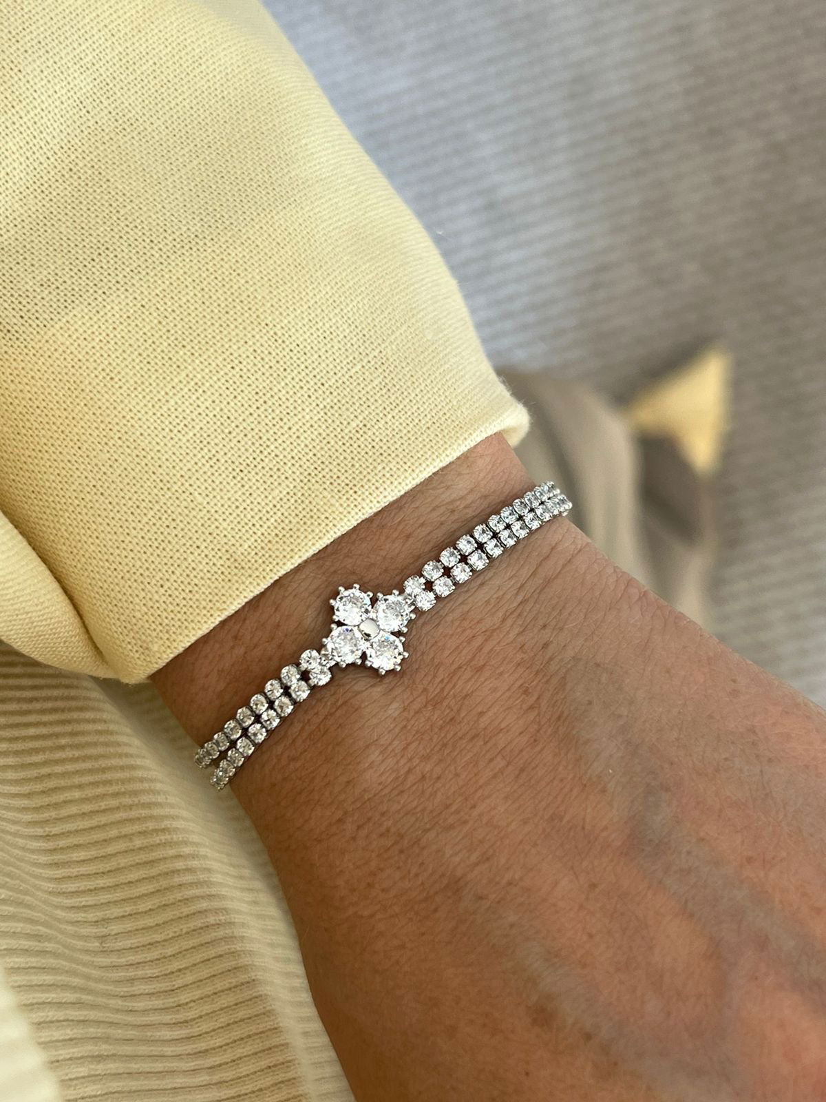 Pulseira Gravatinha Trevo com Zircônia Cristal em Banho de Ródio Branco