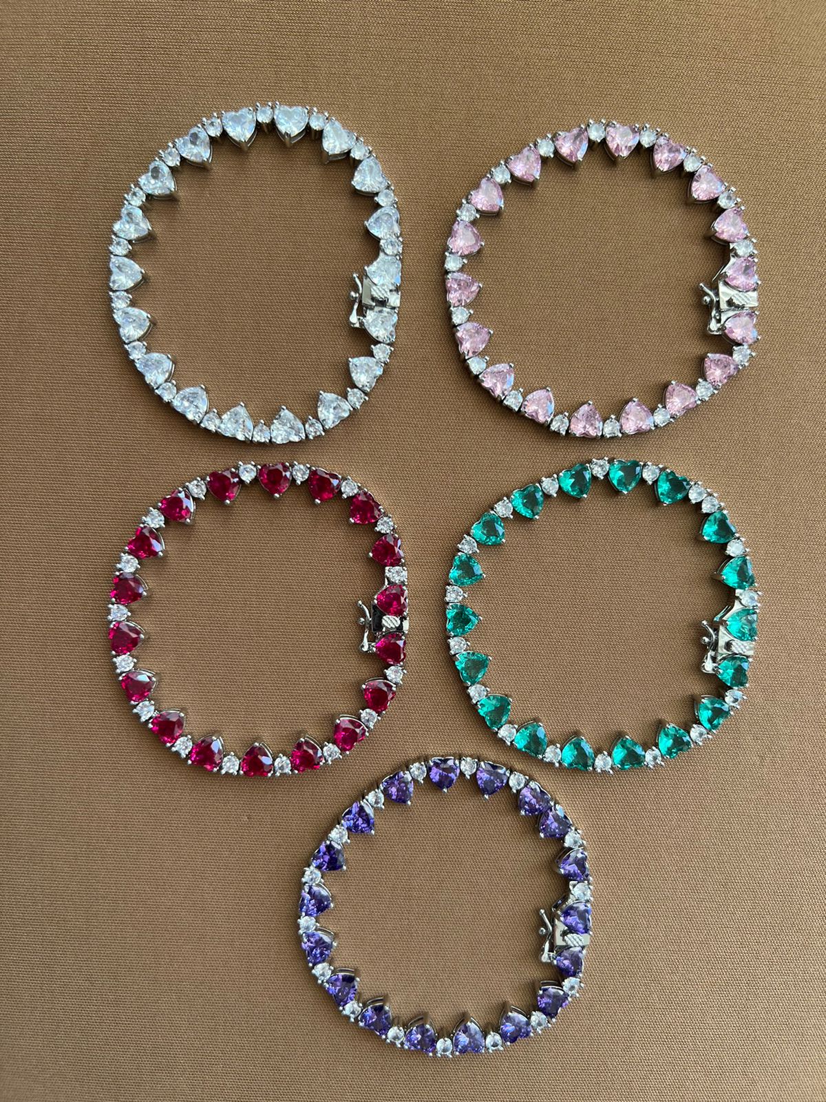 Pulseira Riviera com Corações Pink e Cristal (Fecho Joia) em Banho de Ródio Branco