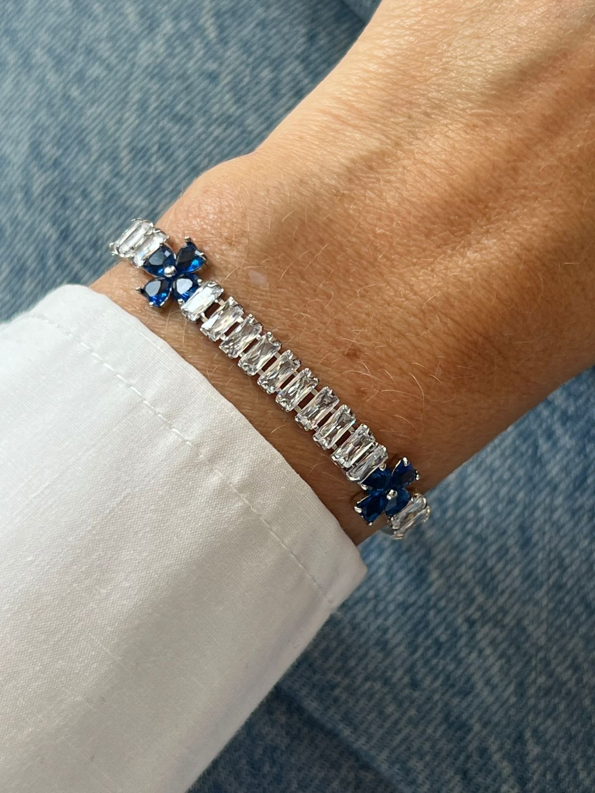 Pulseira Riviera com Três Trevos com Zircônia Cristal e Azul em (Fecho Joia) em Banho de Ródio Branco