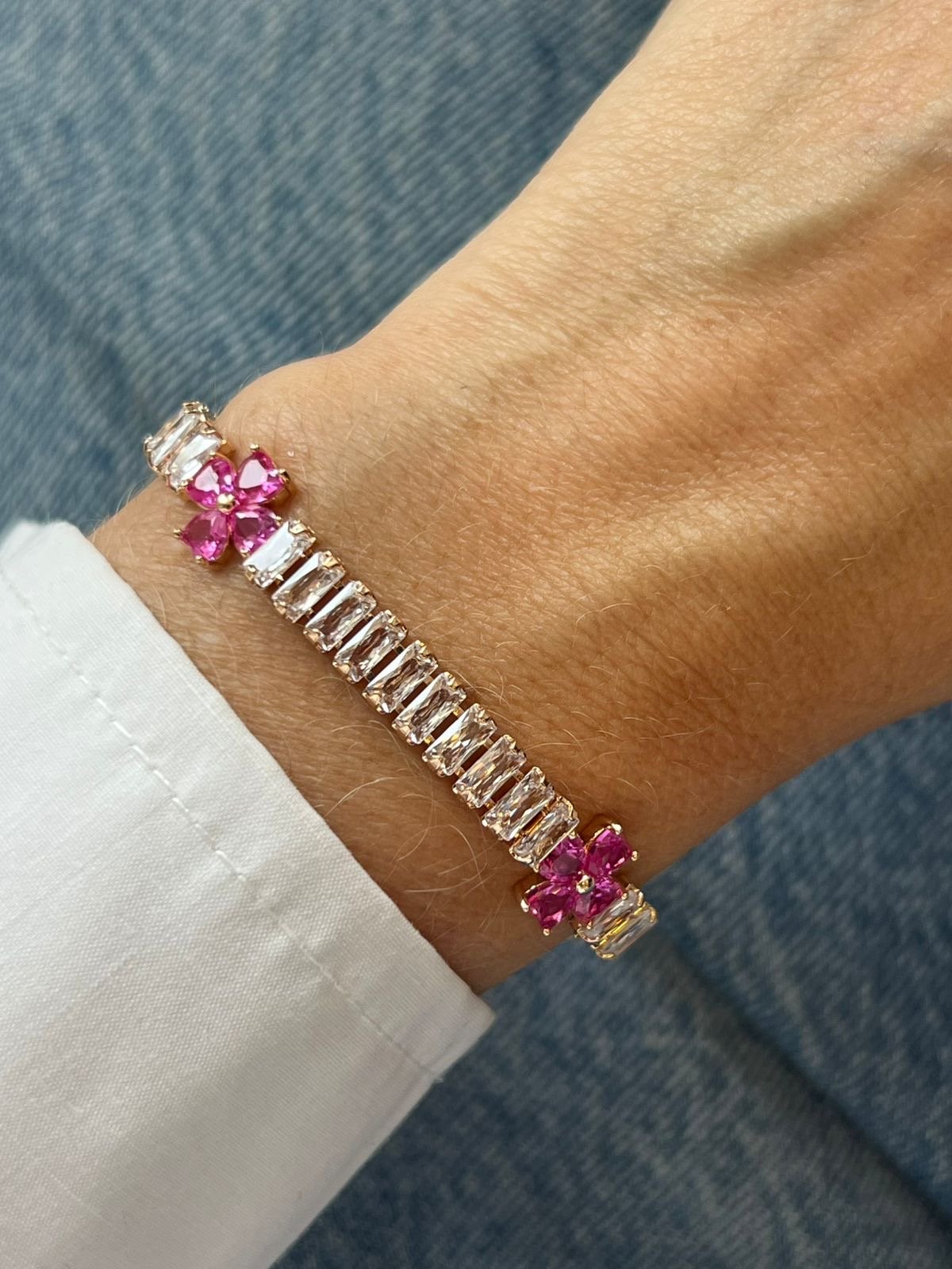 Pulseira Riviera com Três Trevos com Zircônia Cristal e Pink em (Fecho Joia) em Banho de Ouro