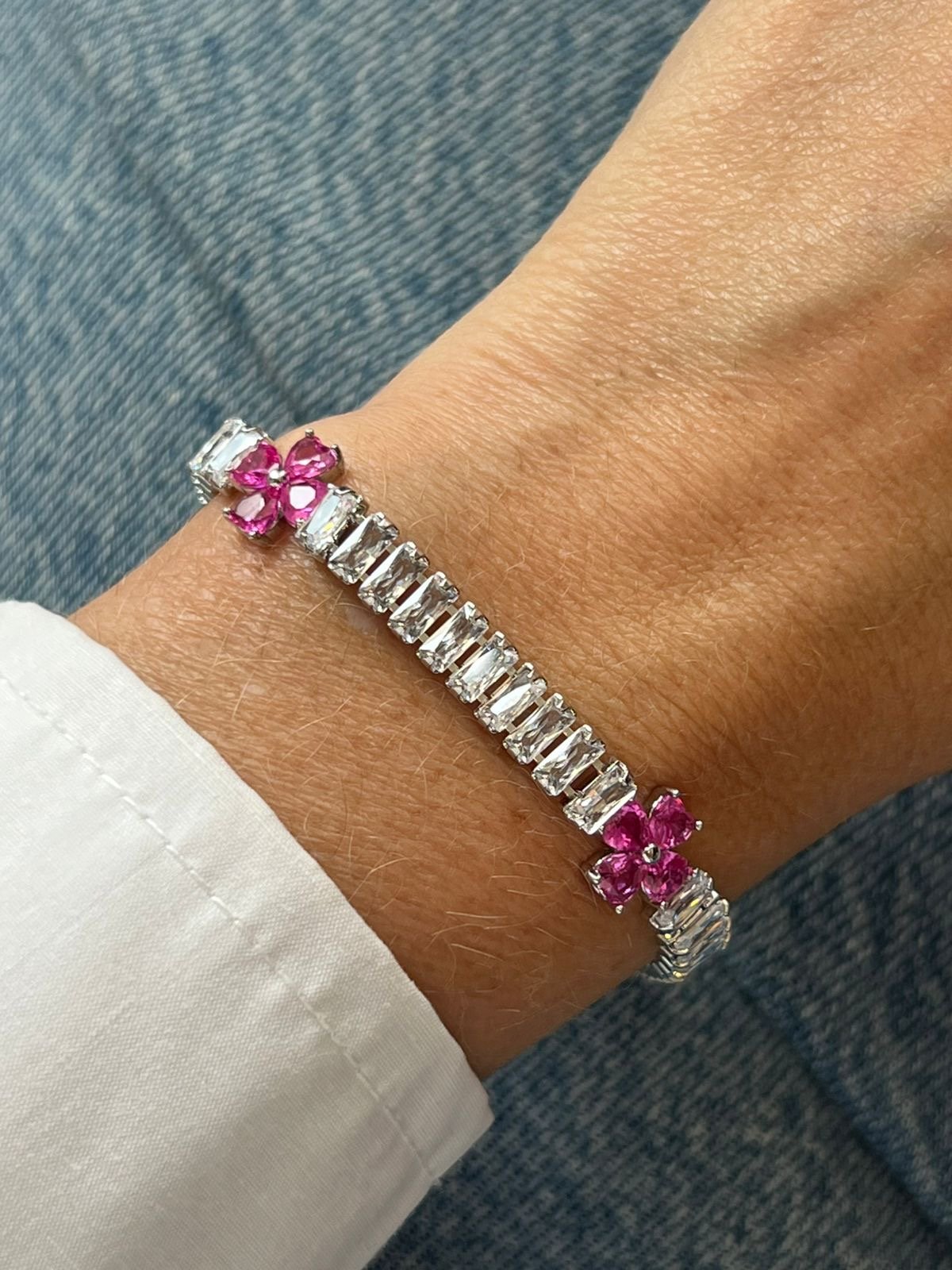 Pulseira Riviera com Três Trevos com Zircônia Cristal e Pink em (Fecho Joia) em Banho de Ródio Branco