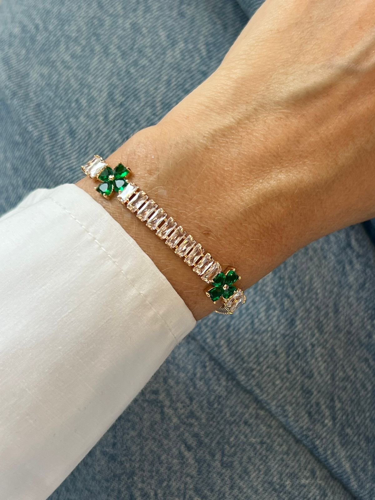 Pulseira Riviera com Três Trevos com Zircônia Cristal e Verde Esmeralda em (Fecho Joia) em Banho de Ouro