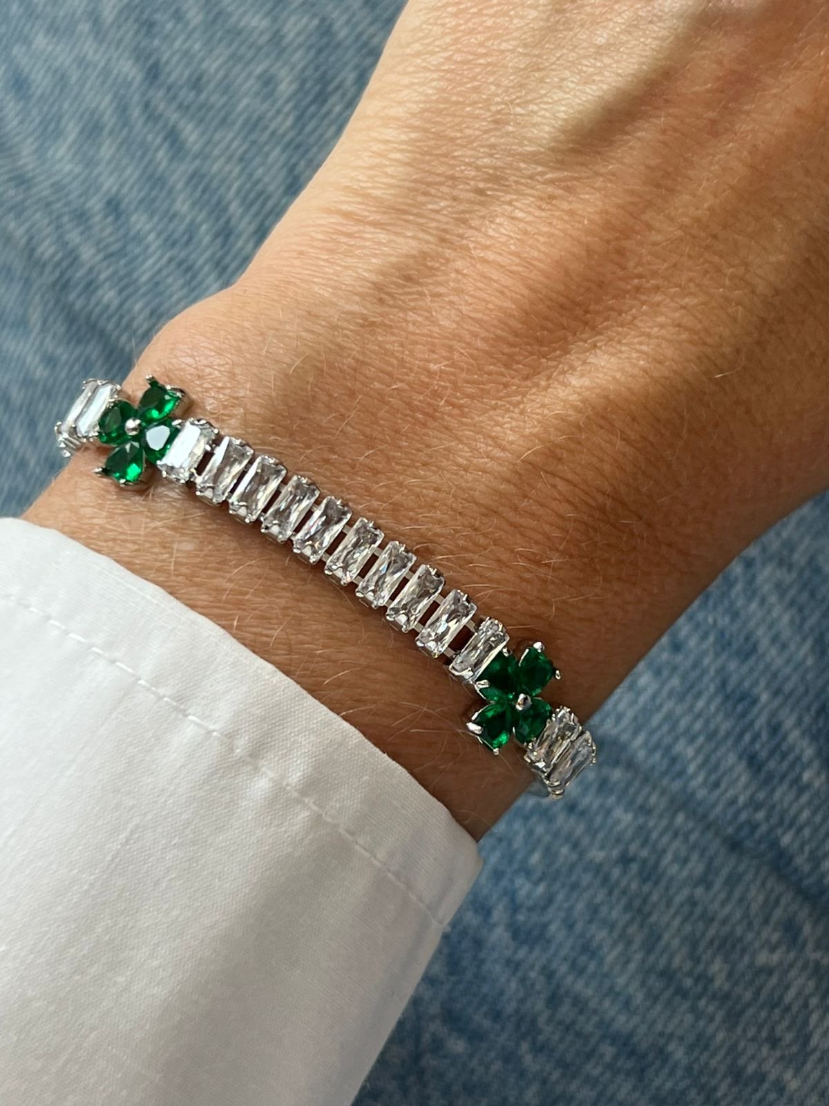 Pulseira Riviera com Três Trevos com Zircônia Cristal e Verde Esmeralda em (Fecho Joia) em Banho de Ródio Branco