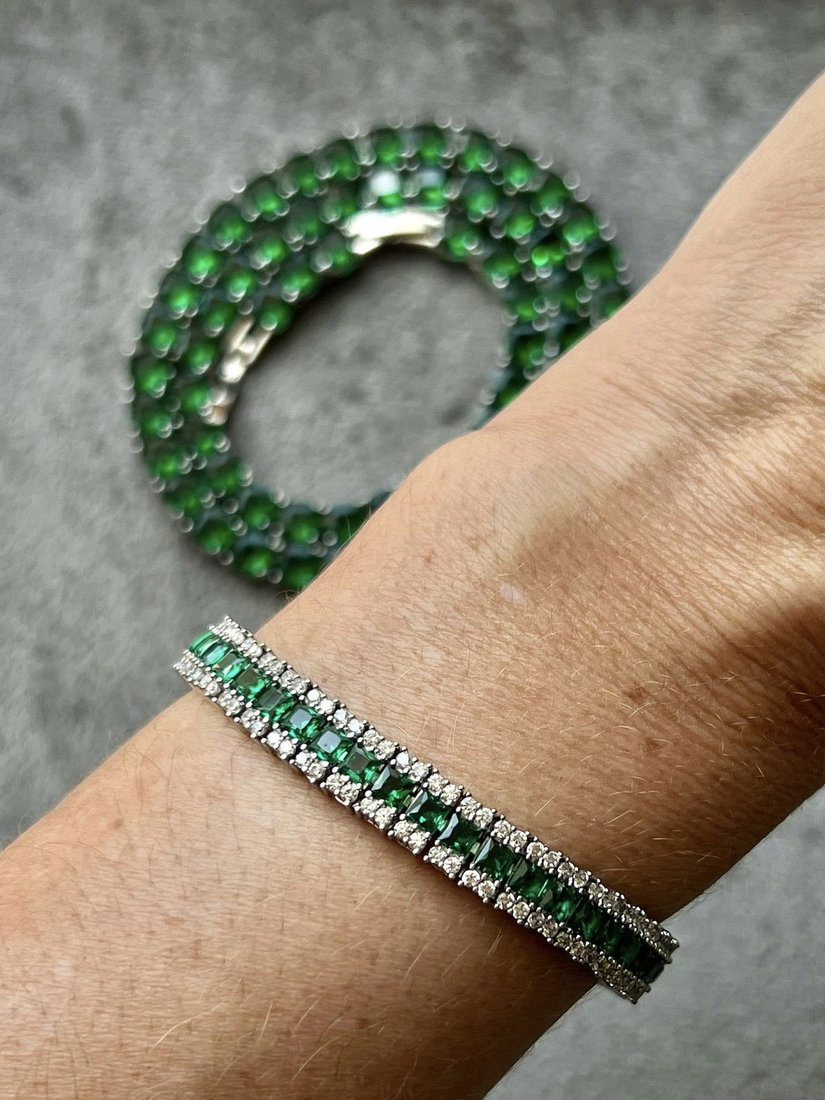 Pulseira Riviera Quadrada com Zircônia Verde Esmeralda (Fecho Joia) em Banho de Ródio Branco