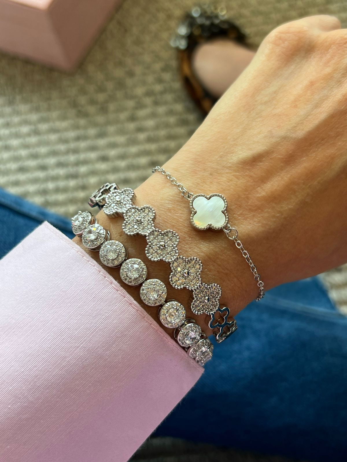 Pulseira Trevo Madrepérola em Banho de Ródio Branco