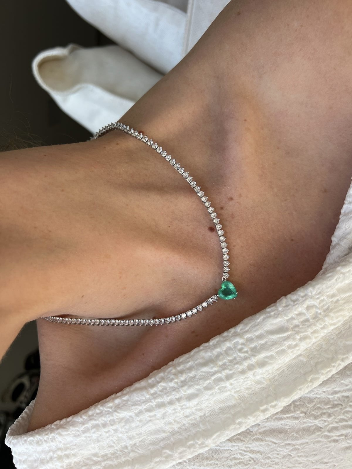 Riviera 3 pontas 3mm com Coração Esmeralda Colombiana (Fecho Joia) em Banho de Ródio Branco