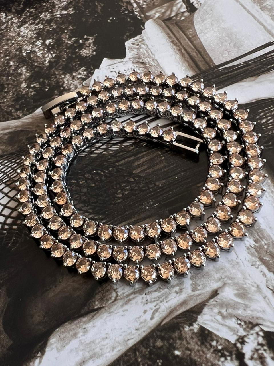 Riviera 3 pontas com Zircônia Mocha Mousse (Fecho Joia) em Banho de Ródio Branco