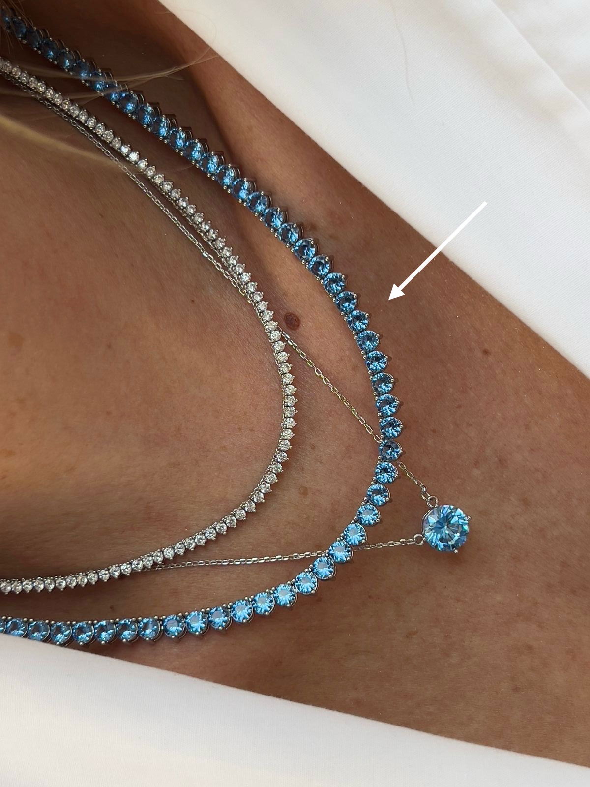 Riviera 3 pontas Zircônia Azul Topázio 4mm (Fecho Joia) em Banho de Ródio Branco