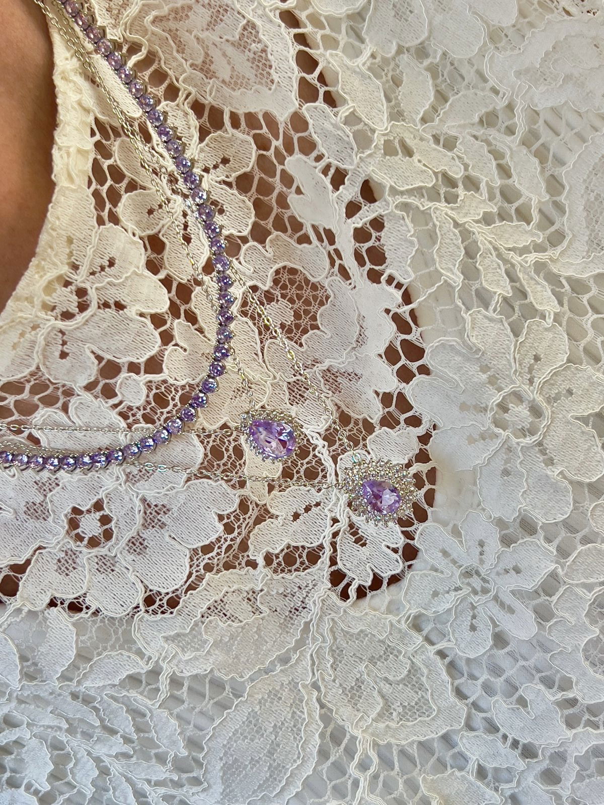 Riviera 3 pontas Zircônia Lilás (Fecho Joia) em Banho de Ródio Branco