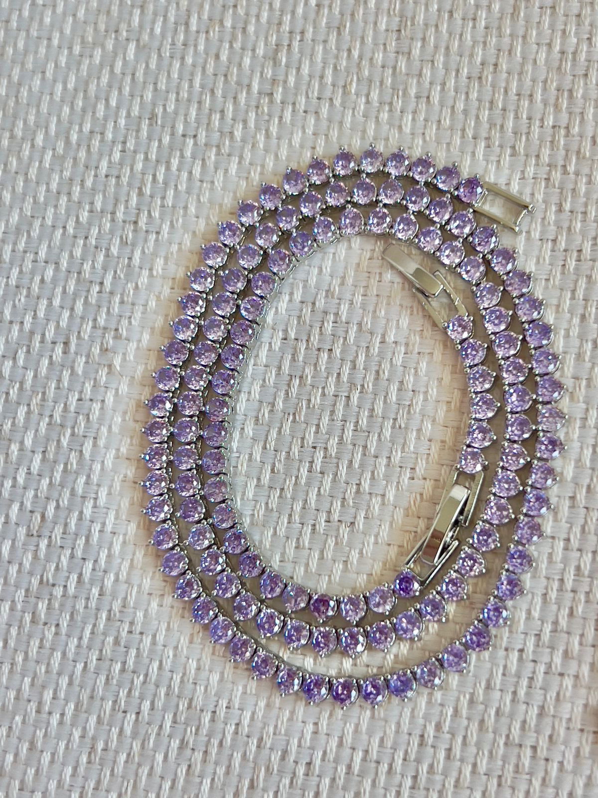 Riviera 3 pontas Zircônia Lilás (Fecho Joia) em Banho de Ródio Branco