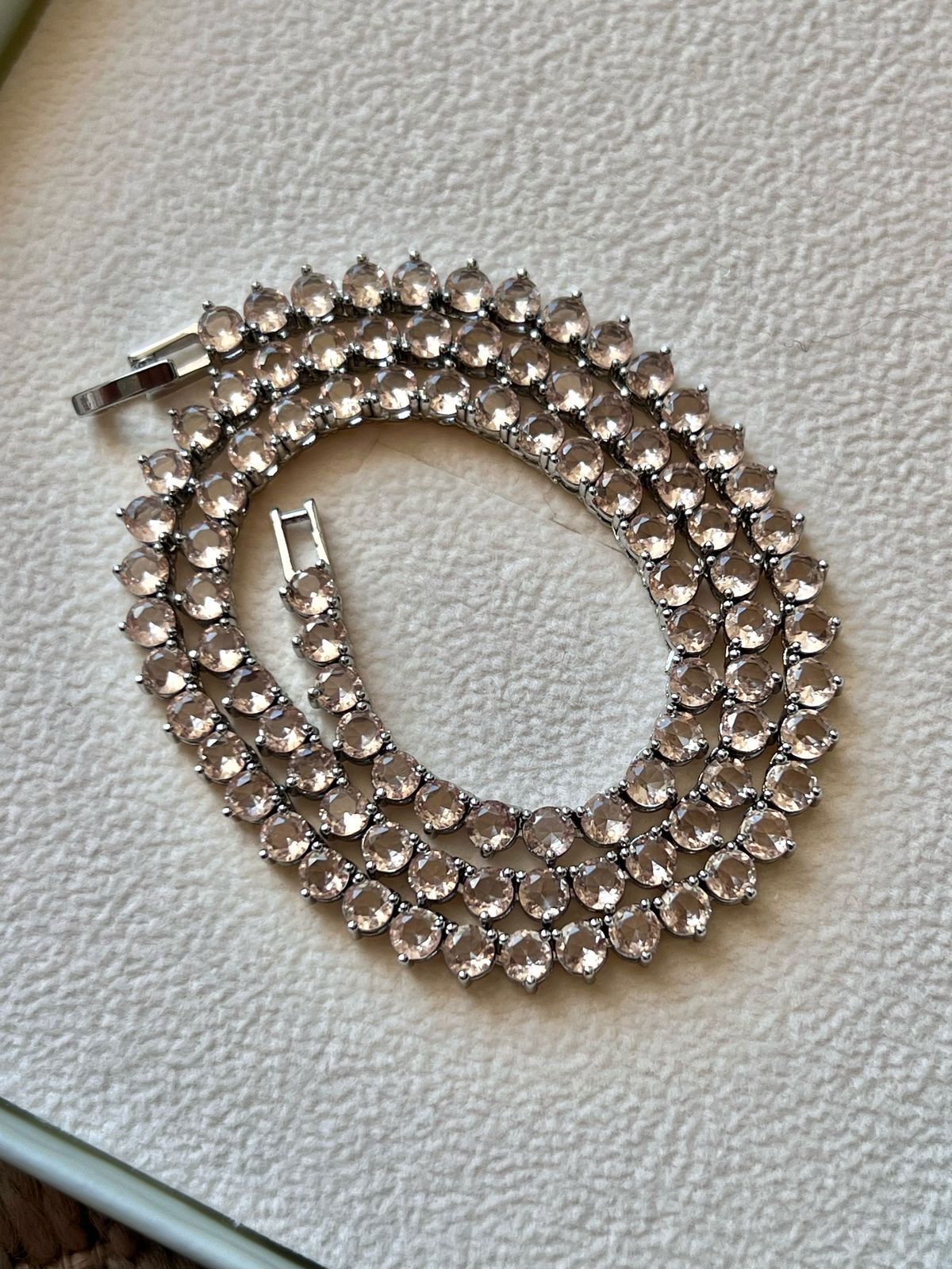 Riviera 3 pontas Zircônia Mocha Mousse 4mm (Fecho Joia) em Banho de Ródio Branco