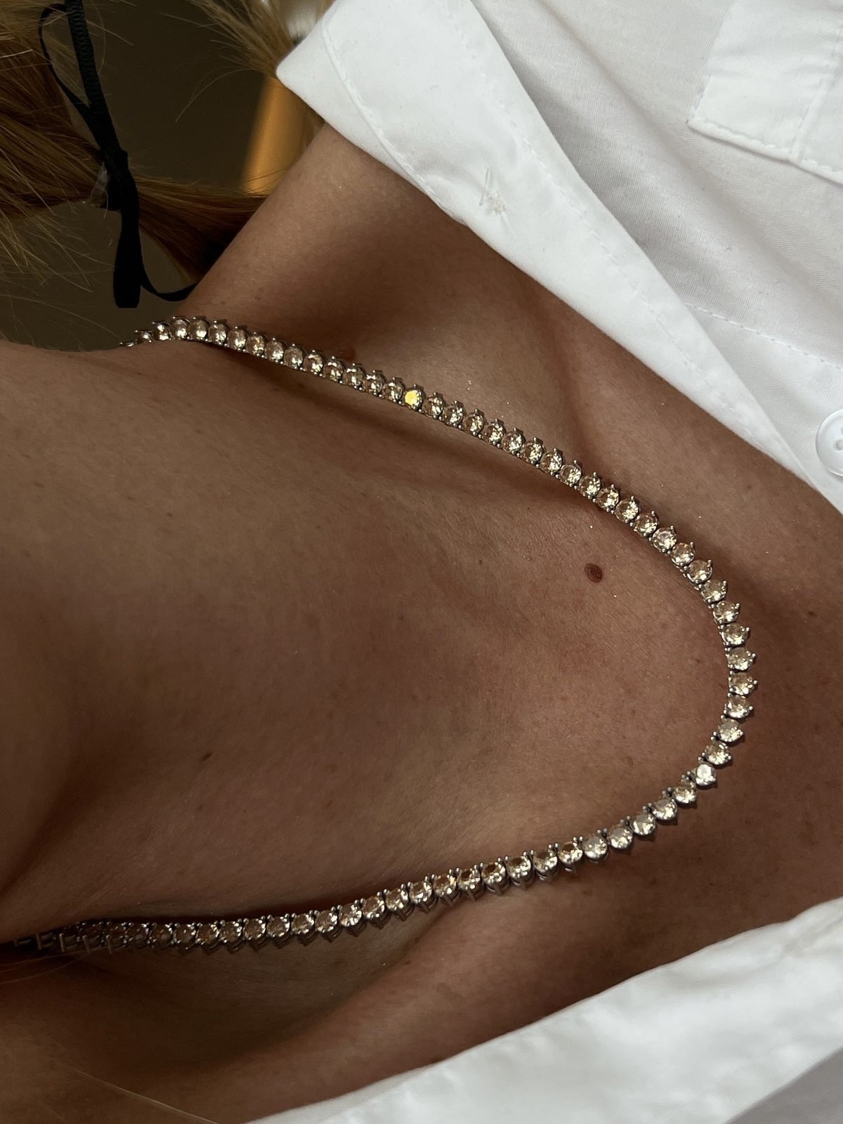 Riviera 3 Pontas Zircônia Mocha Mousse 4mm (Fecho Joia) em Banho de Ródio Branco