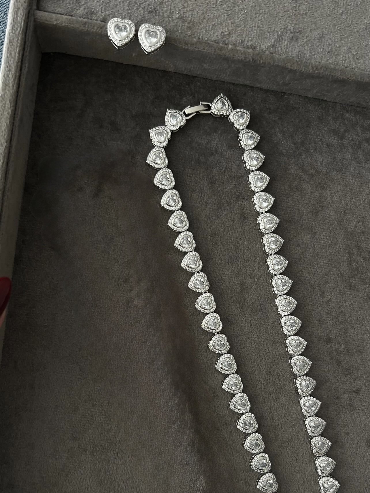 Riviera + Brinco de Coração com Zircônia Cristal ( Fecho Joia) em Banho de Ródio Branco