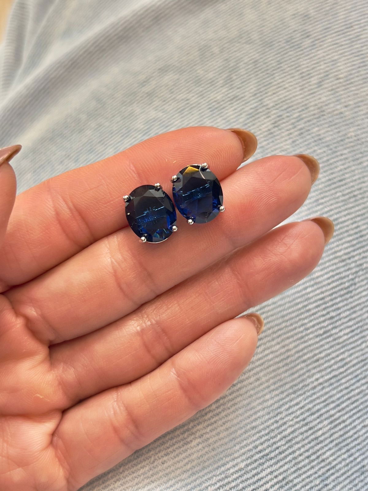 Riviera + Brinco Oval Zircônia Azul Escuro (Fecho Joia) em Banho de Ródio Branco