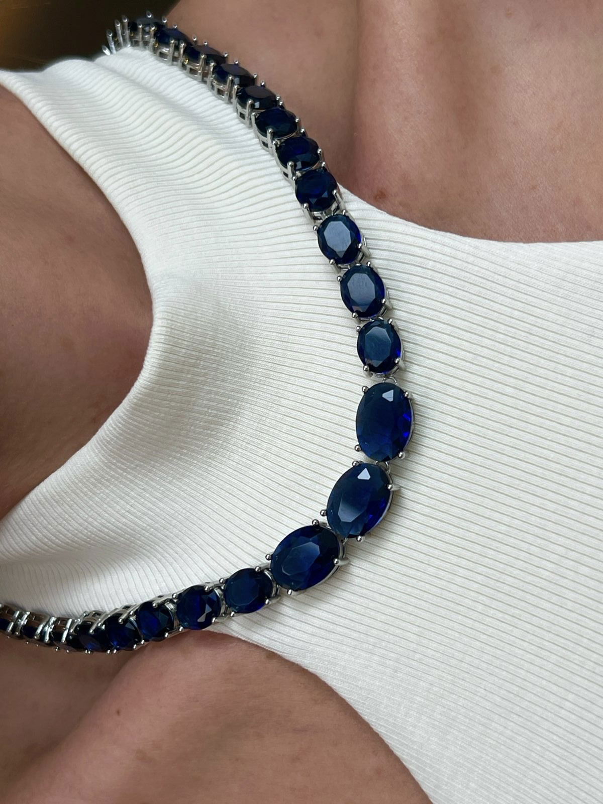 Riviera + Brinco Oval Zircônia Azul Escuro (Fecho Joia) em Banho de Ródio Branco