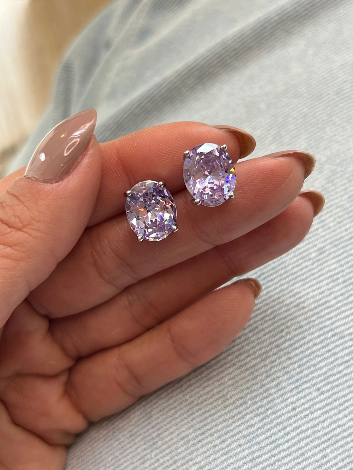 Riviera + Brinco Oval Zircônia Lilás (Fecho Joia) em Banho de Ródio Branco