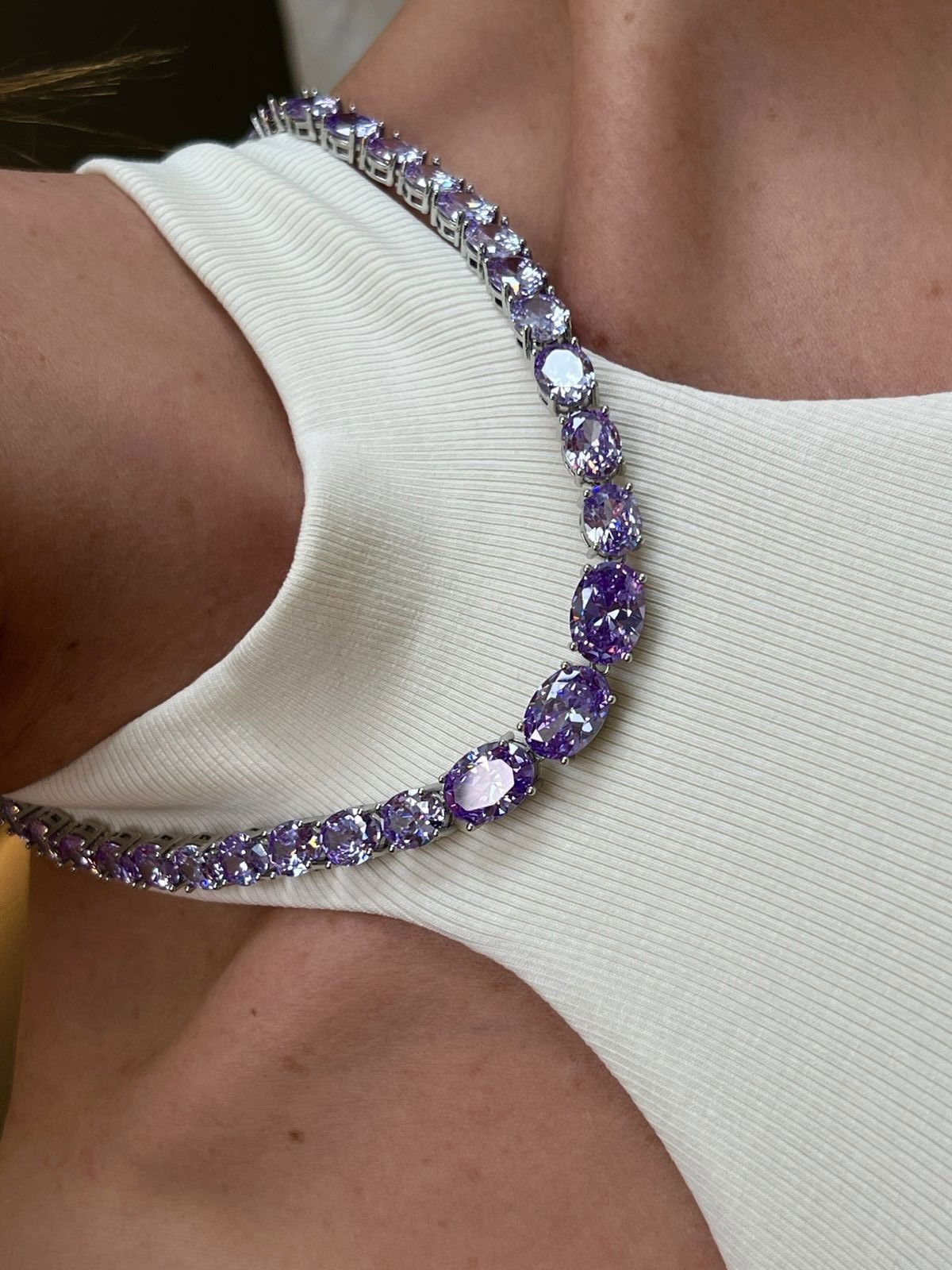 Riviera + Brinco Oval Zircônia Lilás (Fecho Joia) em Banho de Ródio Branco