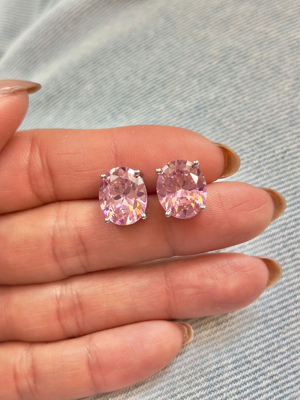 Riviera + Brinco Oval Zircônia Rosa Claro (Fecho Joia) em Banho de Ródio Branco