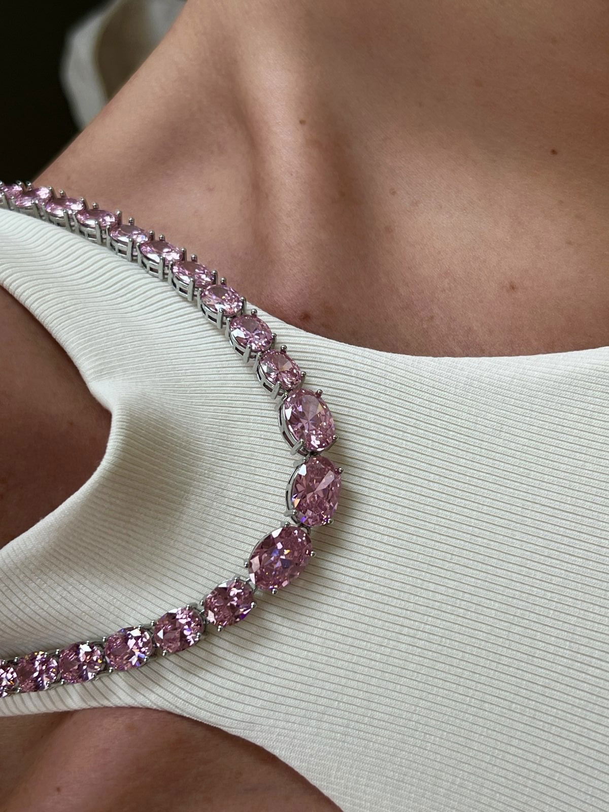 Riviera + Brinco Oval Zircônia Rosa Claro (Fecho Joia) em Banho de Ródio Branco