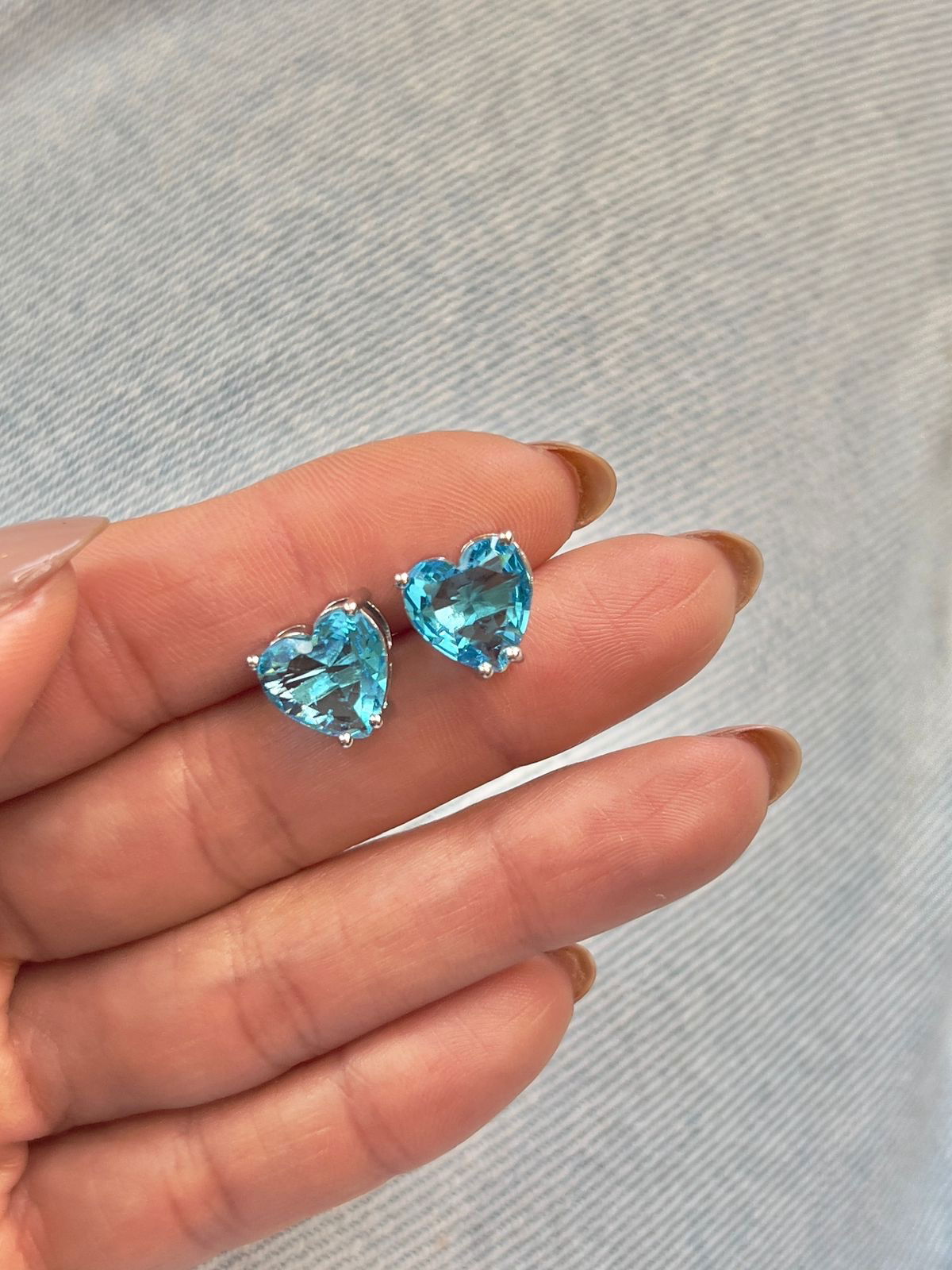 Riviera + Brinco Coração Zircônia Azul Claro (Fecho Joia) em Banho de Ródio Branco