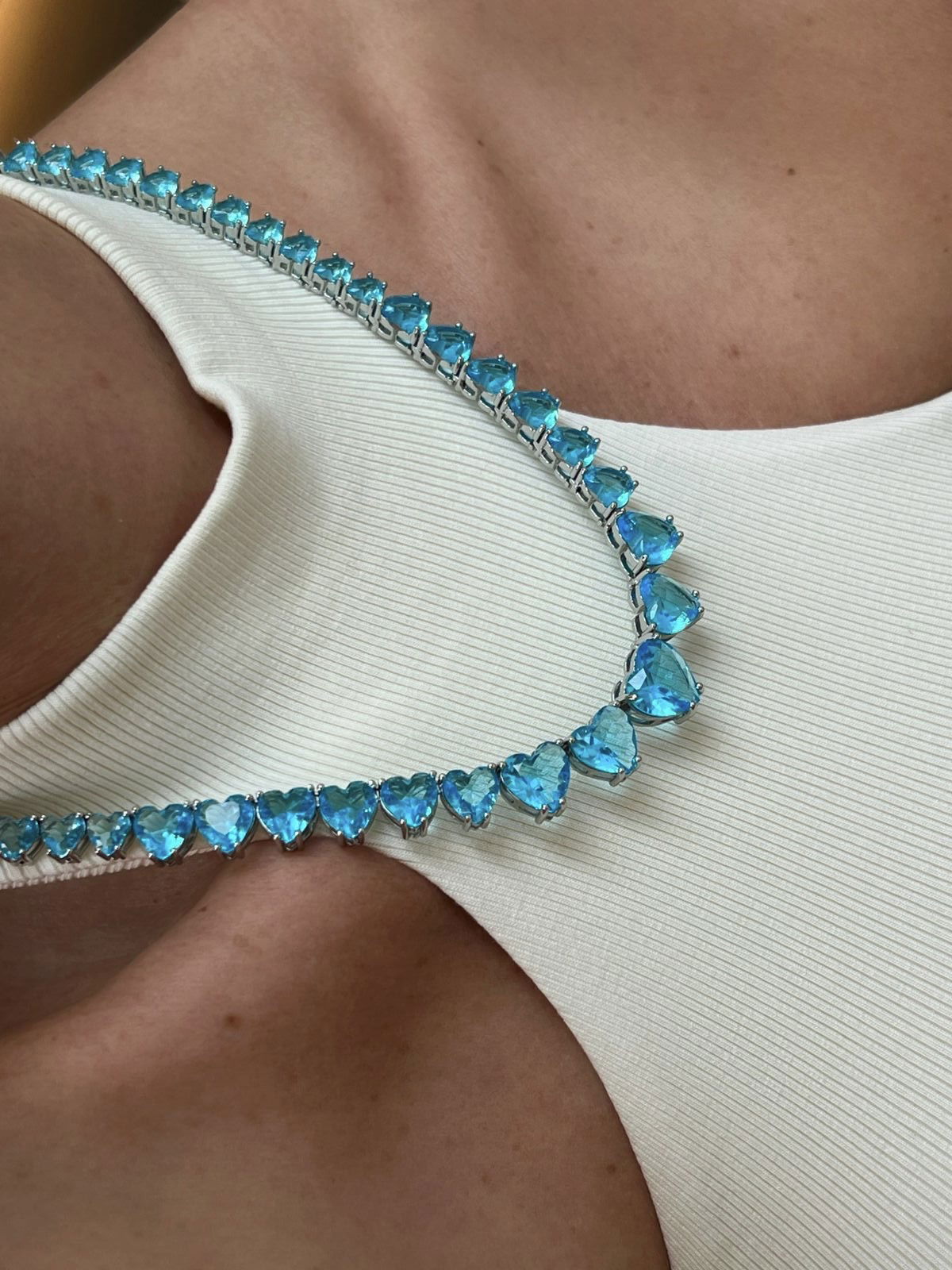 Riviera + Brinco Coração Zircônia Azul Claro (Fecho Joia) em Banho de Ródio Branco