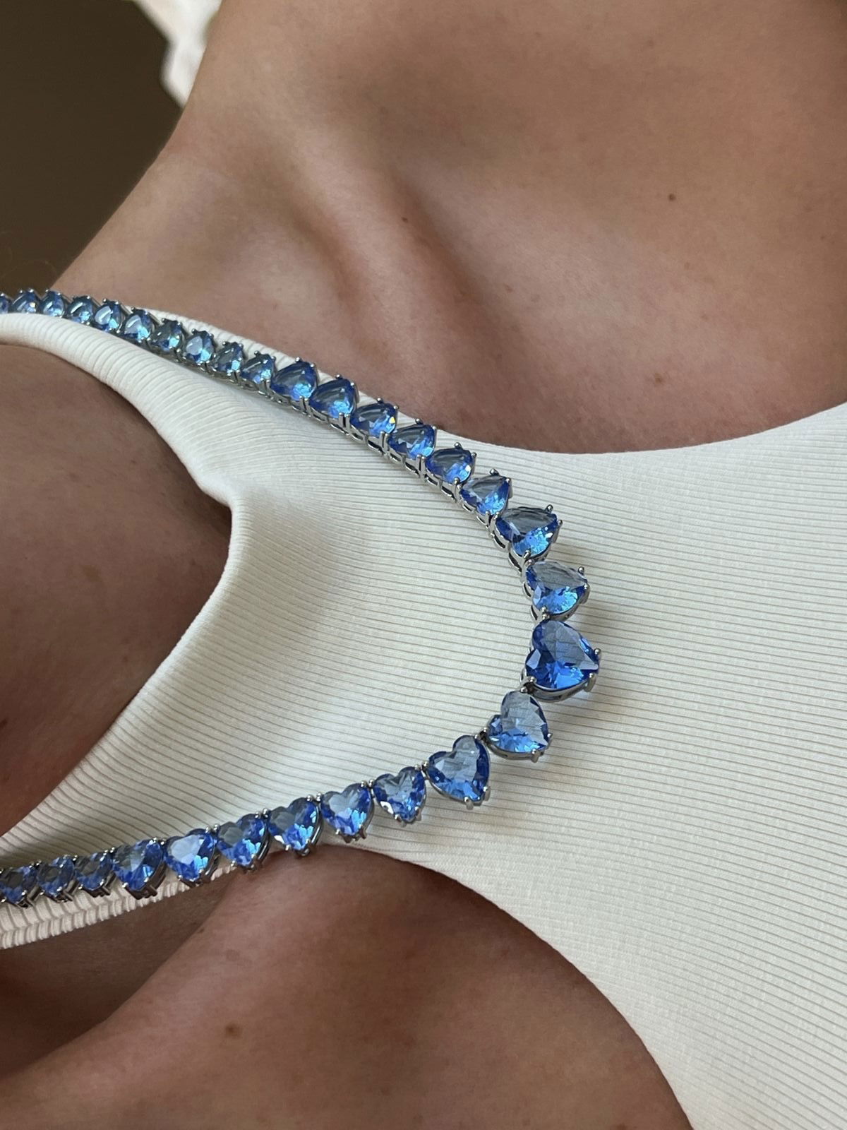 Riviera + Brinco Coração Zircônia Azul (Fecho Joia) em Banho de Ródio Branco