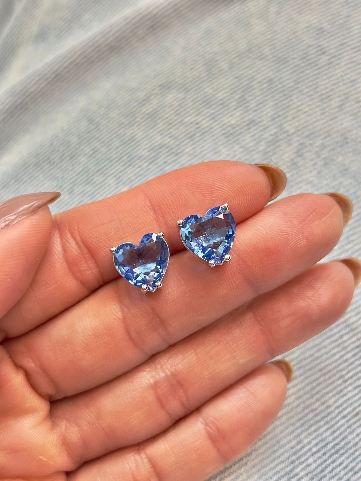 Riviera + Brinco Coração Zircônia Azul (Fecho Joia) em Banho de Ródio Branco