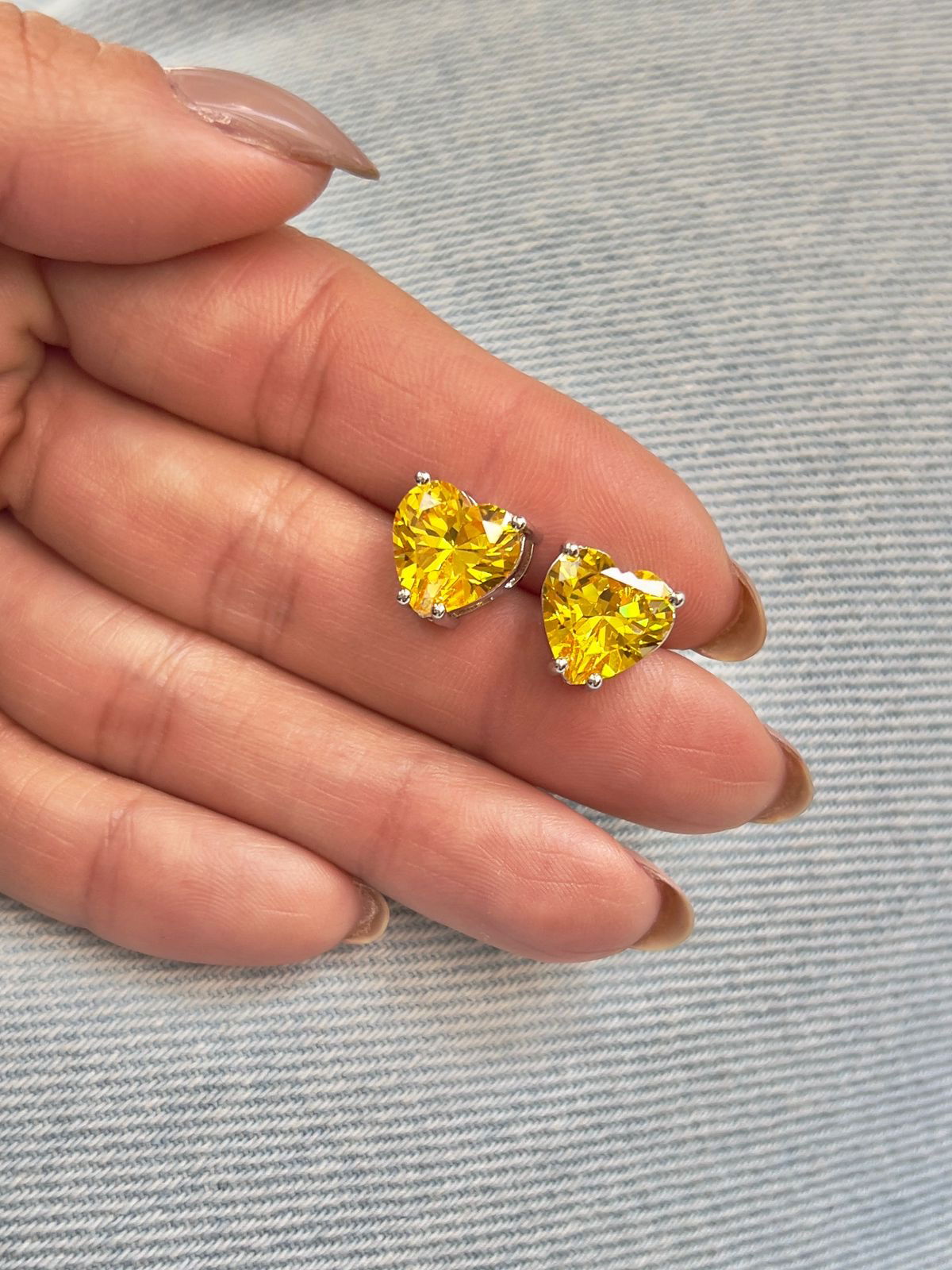 Riviera + Brinco Coração Zircônia Citrino (Fecho Joia) em Banho de Ródio Branco