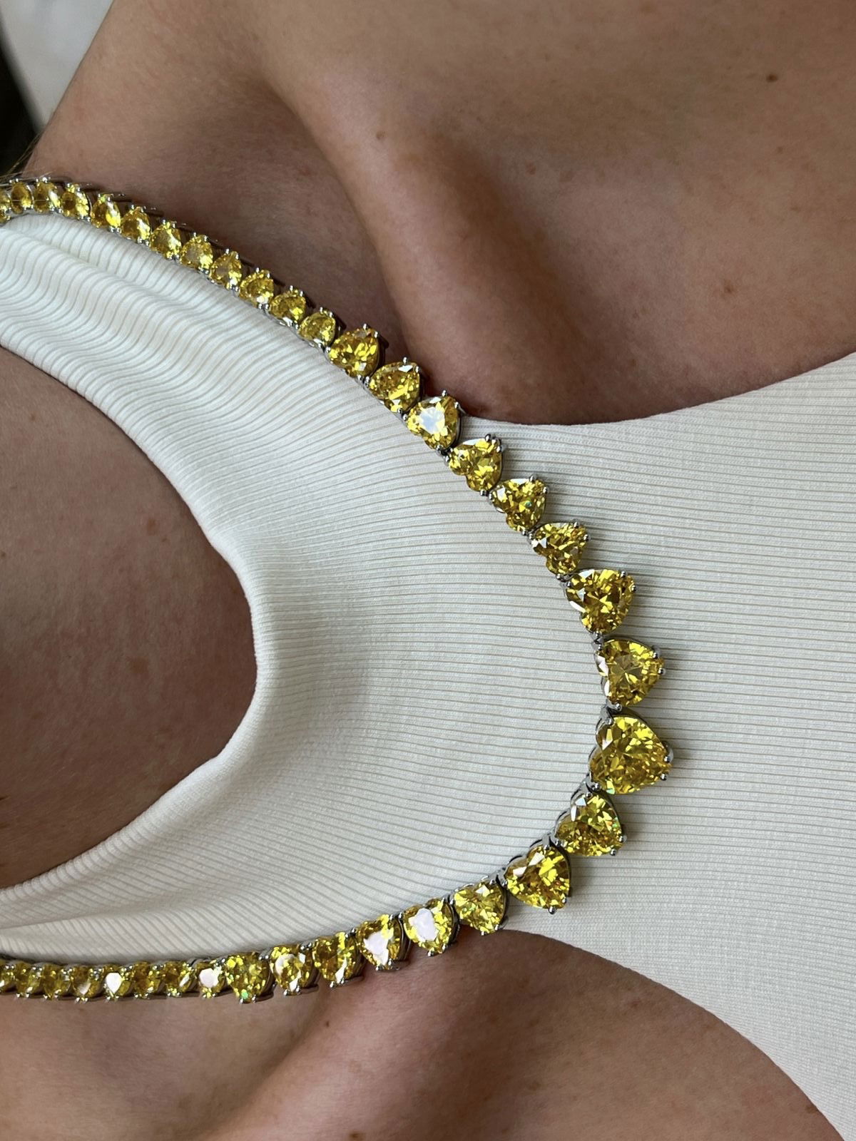 Riviera + Brinco Coração Zircônia Citrino (Fecho Joia) em Banho de Ródio Branco