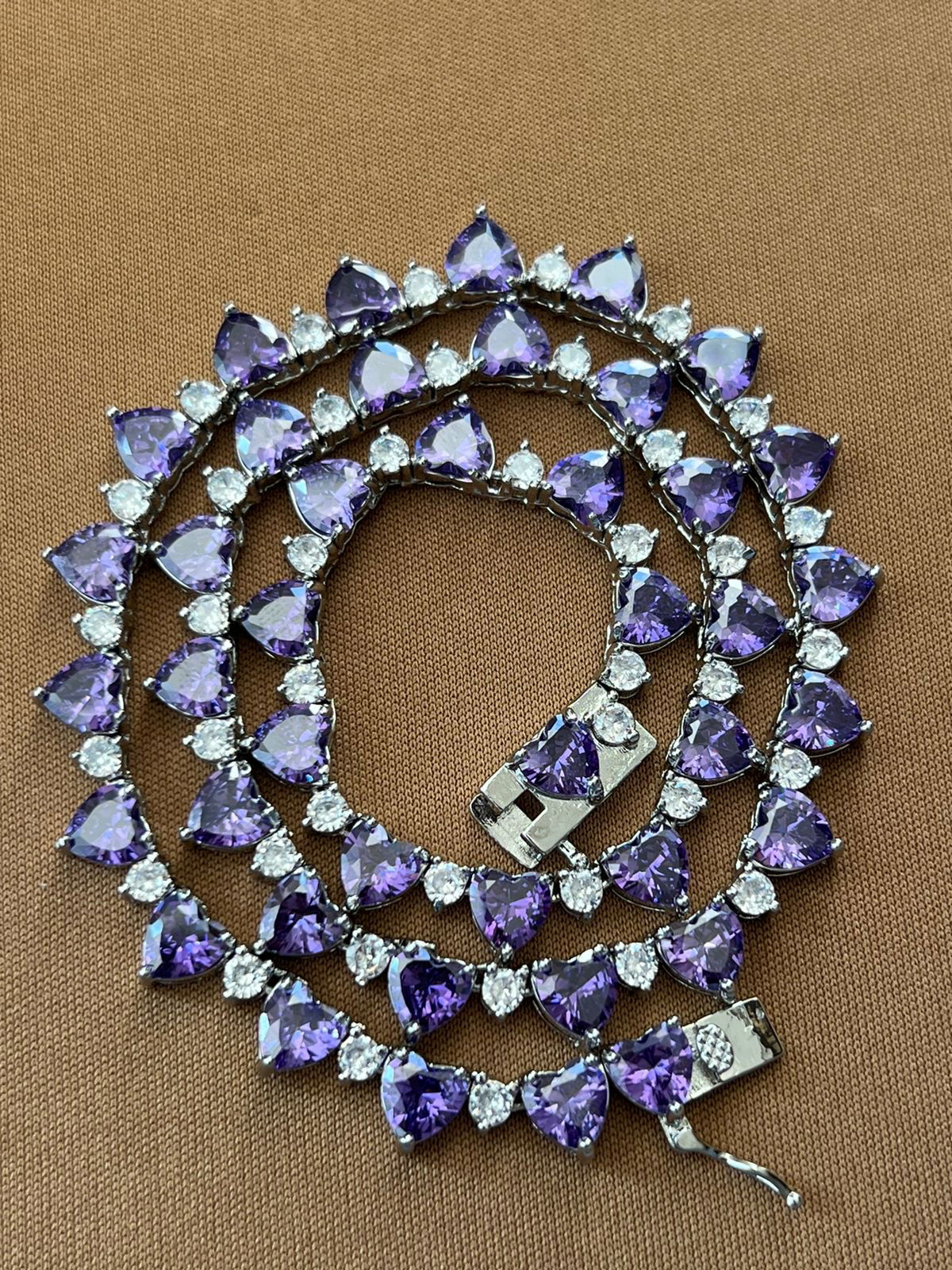 Riviera com Corações Ametista e Cristal (Fecho Joia) em Banho de Ródio Branco