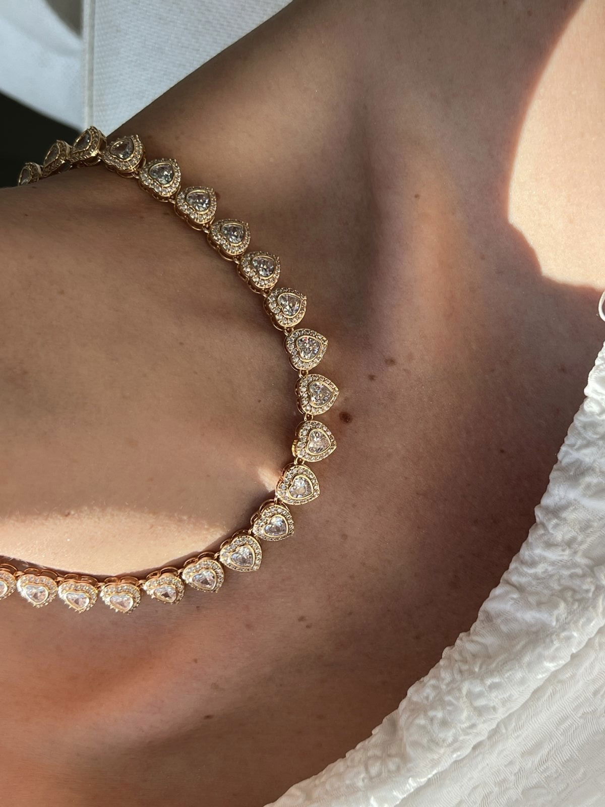 Riviera com Corações e Zircônia Cristal (Fecho Joia) em Banho de Ouro