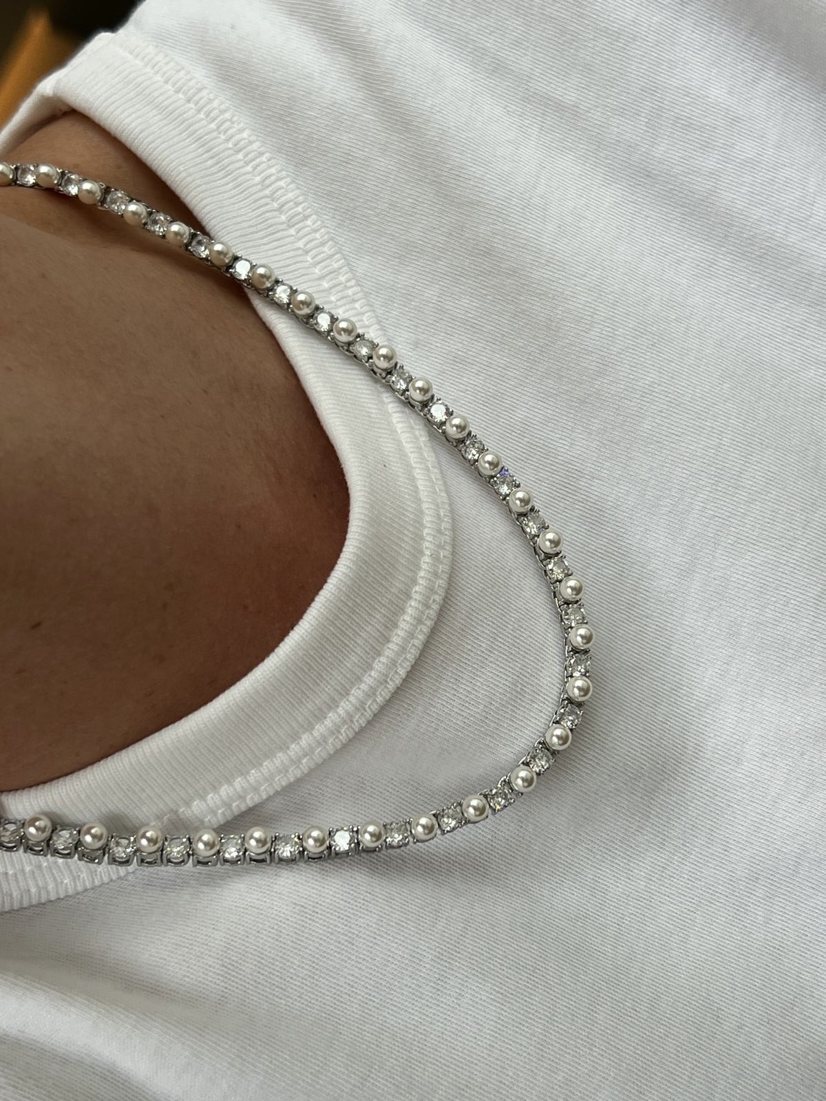 Riviera com Pérola e Zircônia Cristal (Fecho Joia) em Banho de Ródio Branco