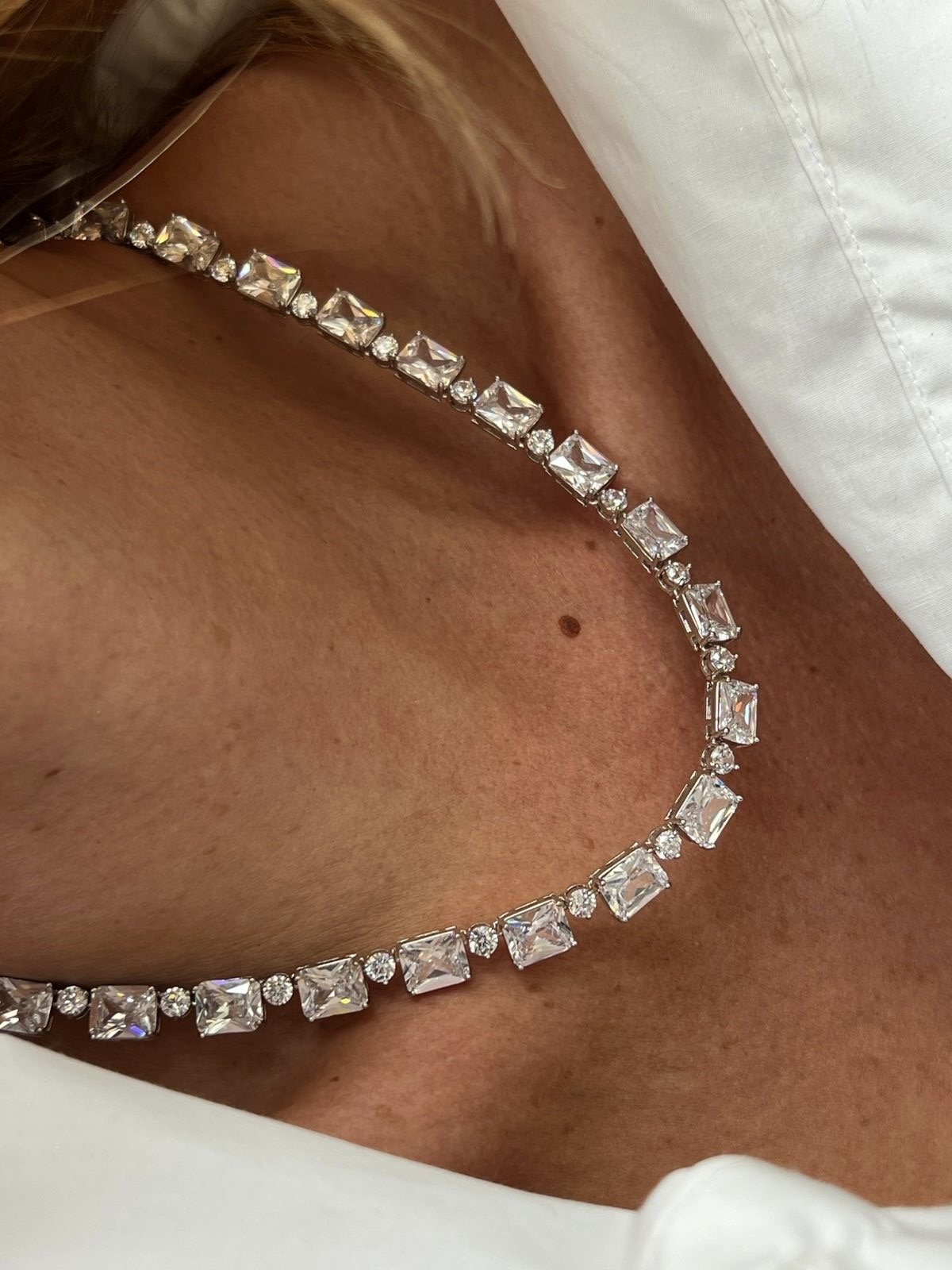 Riviera com Retângulo Cristal em (Fecho Joia) Banho de Ródio Branco