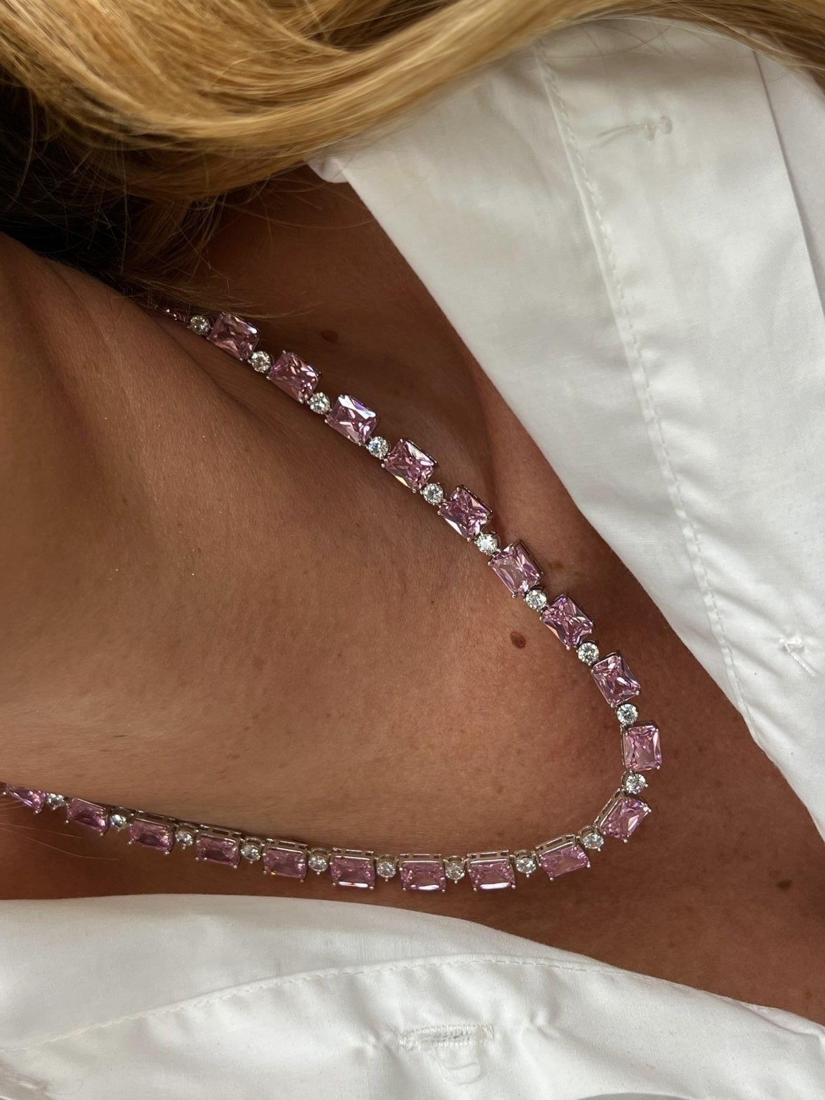 Riviera com Retângulo Cristal Rosa Claro em (Fecho Joia) Banho de Ródio Branco