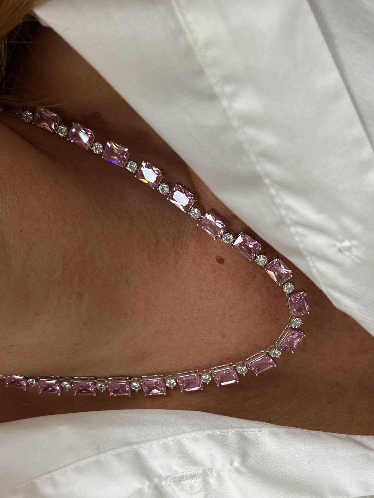 Riviera com Retângulo Cristal Rosa Claro em (Fecho Joia) Banho de Ródio Branco