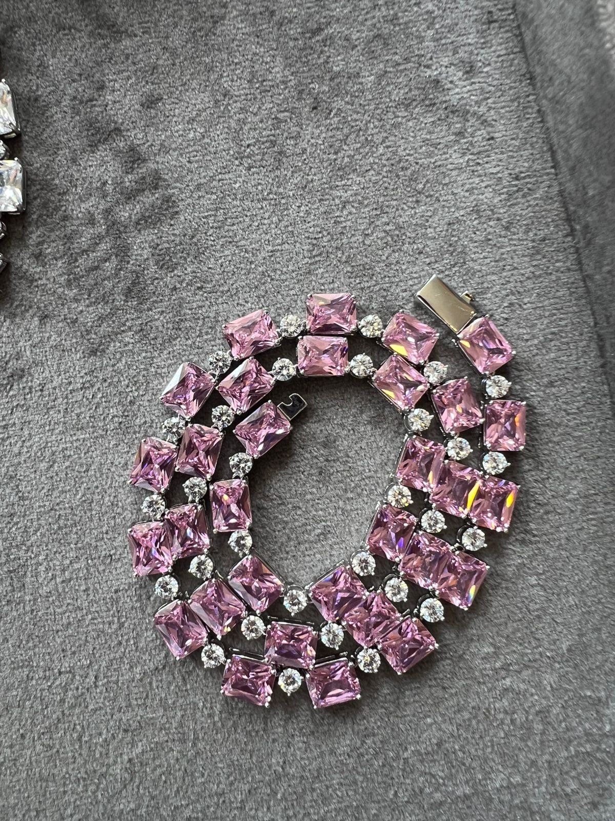 Riviera com Retângulo Cristal Rosa Claro em (Fecho Joia) Banho de Ródio Branco