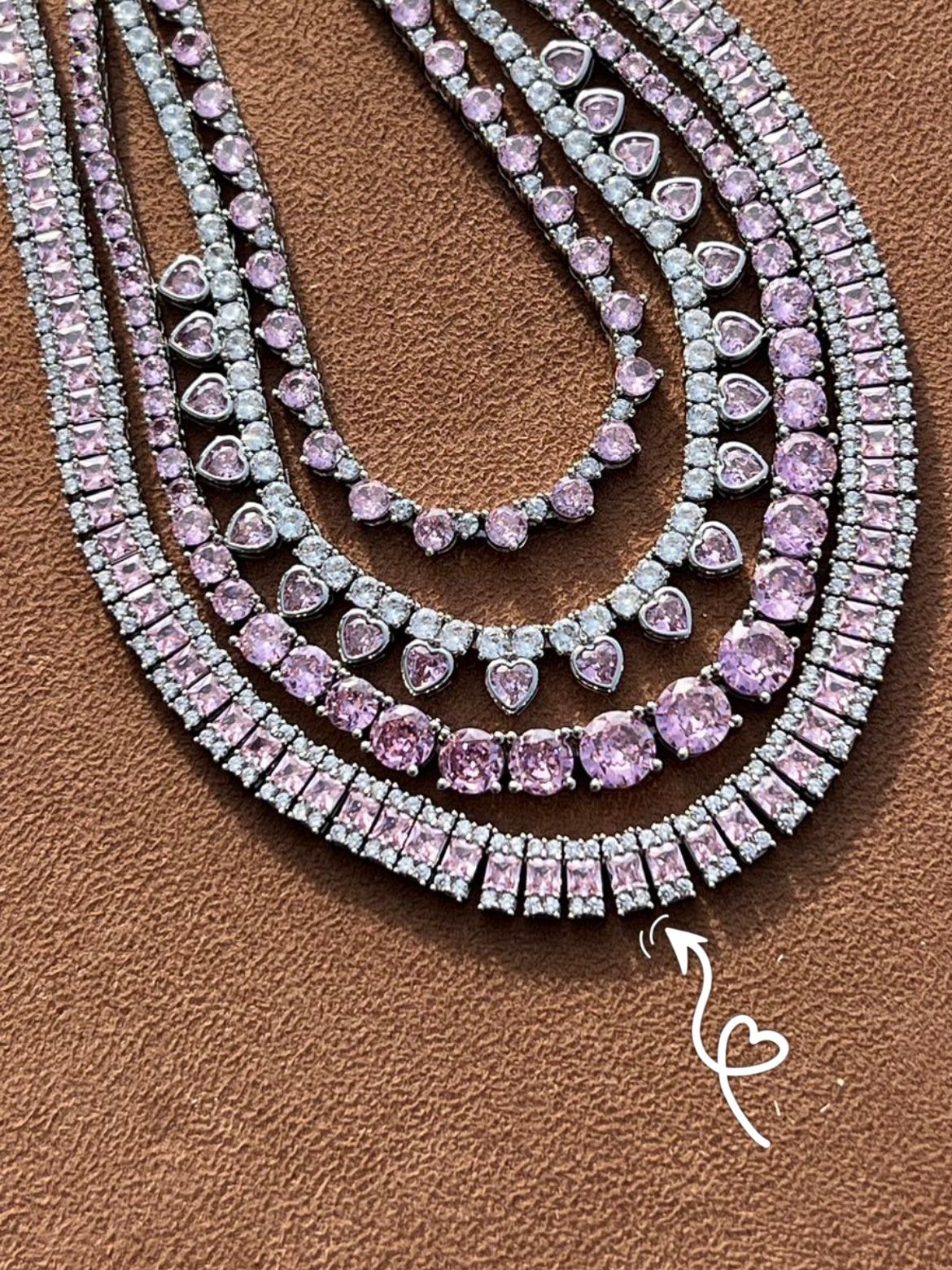 Riviera com Zircônia Cristal e Carrê Rosa Claro ( Fecho Joia ) em Banho de Ródio Branco