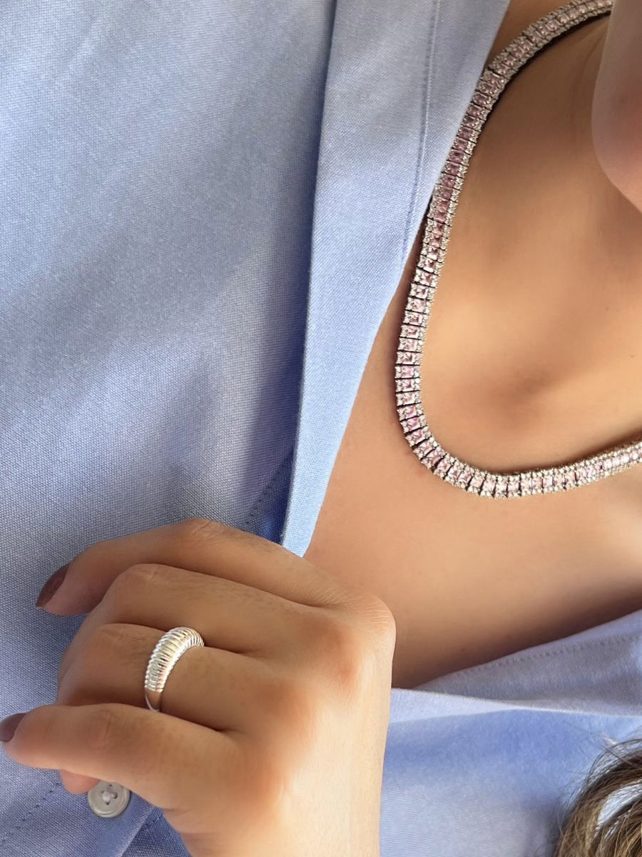 Riviera com Zircônia Cristal e Carrê Rosa Claro ( Fecho Joia ) em Banho de Ródio Branco