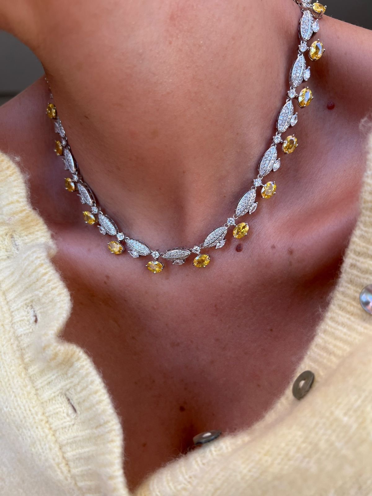 Riviera com Zircônia Cristal e Citrino com Detalhes (Fecho Joia) em Banho de Ródio Branco