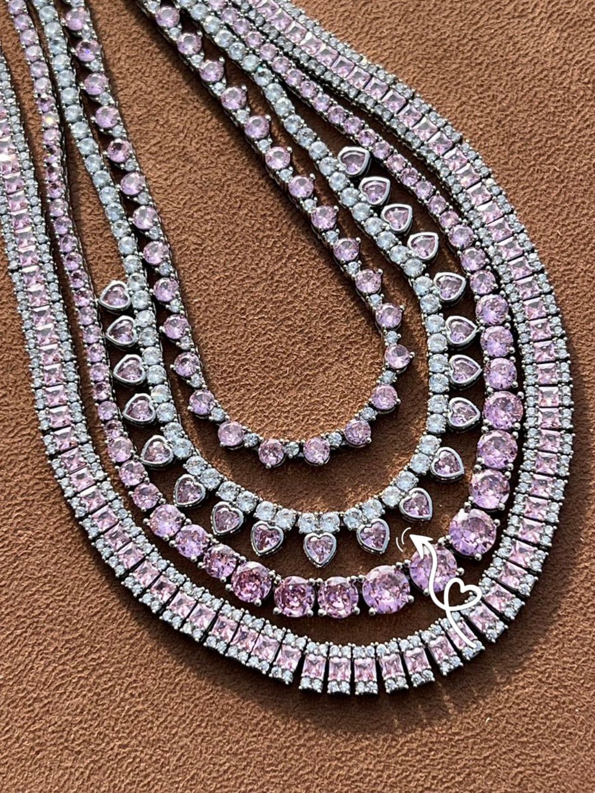 Riviera com Zircônia Cristal e Coração Rosa Claro ( Fecho Joia) em Banho de Ródio Branco