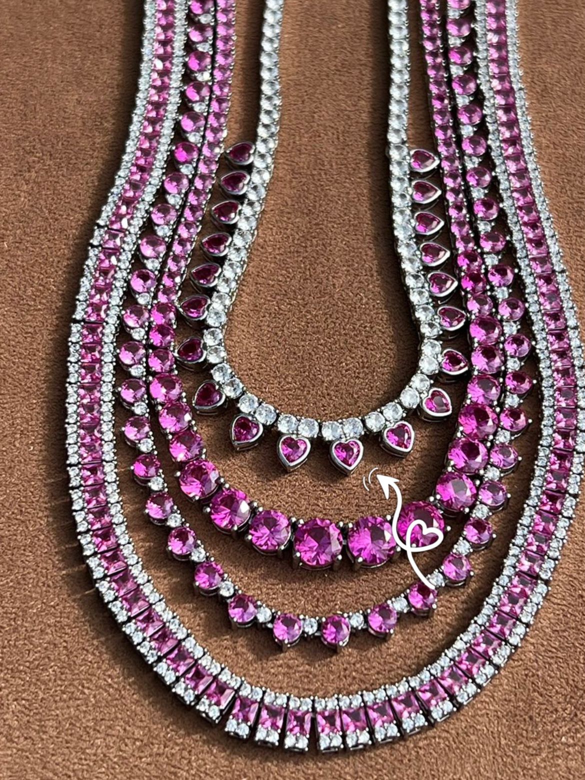 Riviera com Zircônia Cristal e Coração Rosa Pink ( Fecho Joia) em Banho de Ródio Branco